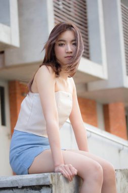 Tayland portresi yetişkin güzel kız rahatla ve gülümse