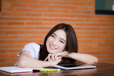 Taylandlı yetişkin öğrenci üniforması portresi. Güzel kız rahatla ve gülümse.