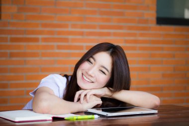 Taylandlı yetişkin öğrenci üniforması portresi. Güzel kız rahatla ve gülümse.