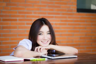 Taylandlı yetişkin öğrenci üniforması portresi. Güzel kız rahatla ve gülümse.