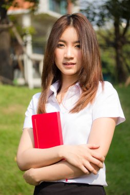 Taylandlı yetişkin öğrenci üniforması portresi. Güzel kız rahatla ve gülümse.