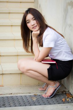 Taylandlı yetişkin öğrenci üniforması portresi. Güzel kız rahatla ve gülümse.