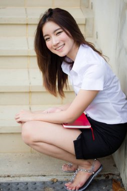 Taylandlı yetişkin öğrenci üniforması portresi. Güzel kız rahatla ve gülümse.