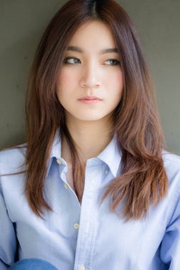 Tayland portresi yetişkin güzel kız rahatla ve gülümse