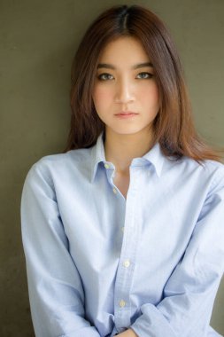 Tayland portresi yetişkin güzel kız rahatla ve gülümse