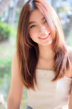 Tayland portresi yetişkin güzel kız rahatla ve gülümse