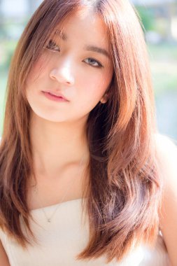 Tayland portresi yetişkin güzel kız rahatla ve gülümse