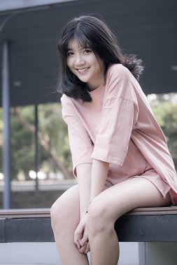 Vietnam Lisesi 'nin portresi. Güzel bir kız. Klasik tarzda mutlu.