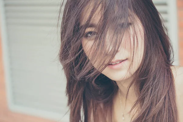 Tayland portresi yetişkin güzel kız rahatla ve gülümse