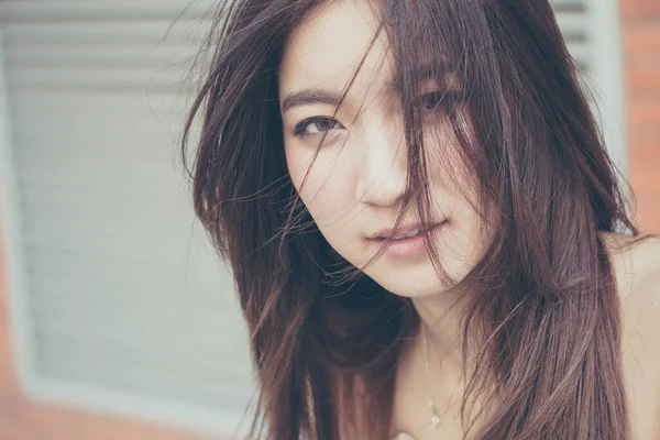 Tayland portresi yetişkin güzel kız rahatla ve gülümse