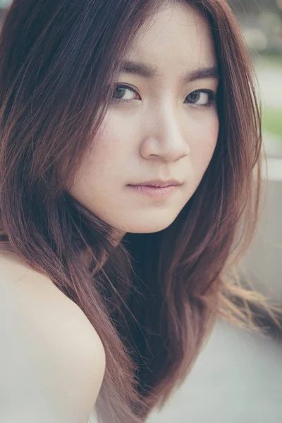 Tayland portresi yetişkin güzel kız rahatla ve gülümse