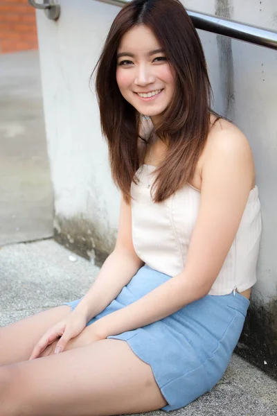 Tayland portresi yetişkin güzel kız rahatla ve gülümse