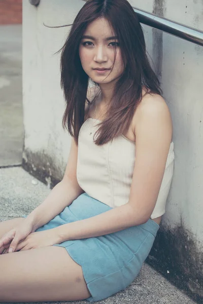 Tayland portresi yetişkin güzel kız rahatla ve gülümse