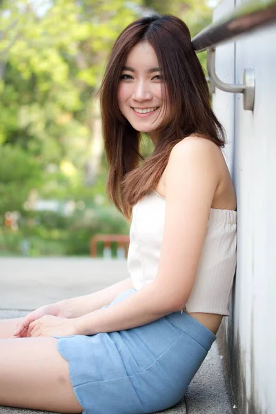 タイの肖像中国大人美しいです女の子リラックスして笑顔 — ストック写真