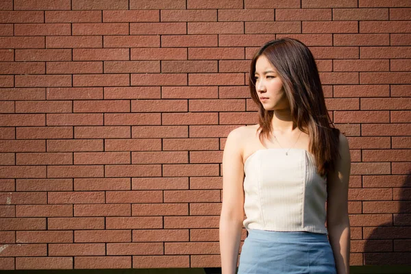 Tayland portresi yetişkin güzel kız rahatla ve gülümse