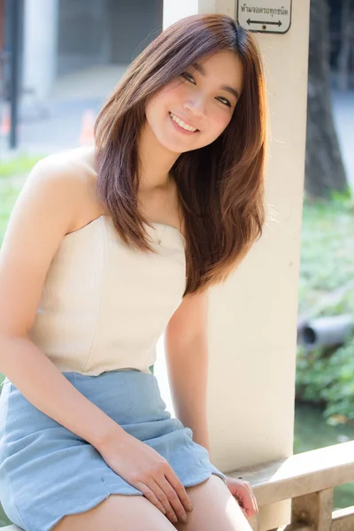 Tayland portresi yetişkin güzel kız rahatla ve gülümse