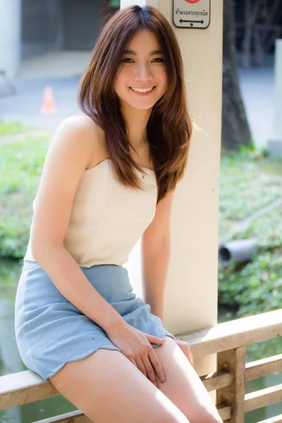 Tayland portresi yetişkin güzel kız rahatla ve gülümse