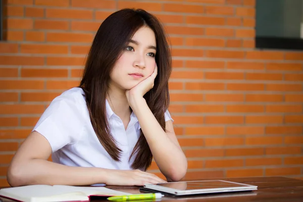 Porträtt Thai Vuxen Student Universitet Uniform Vacker Flicka Koppla Och — Stockfoto