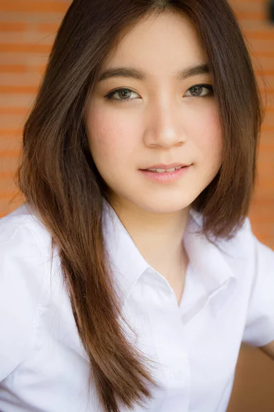 Portret Van Thai Volwassen Student Universiteit Uniform Mooi Meisje Ontspannen — Stockfoto