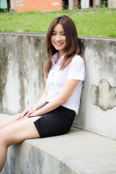 Retrato Tailandês Adulto Estudante Universidade Uniforme Bela Menina Relaxar Sorrir — Fotografia de Stock