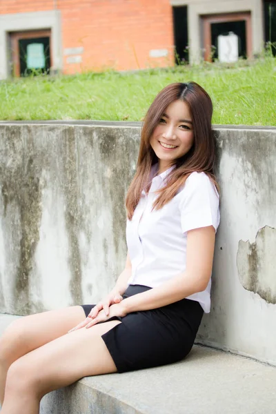 Retrato Tailandês Adulto Estudante Universidade Uniforme Bela Menina Relaxar Sorrir — Fotografia de Stock