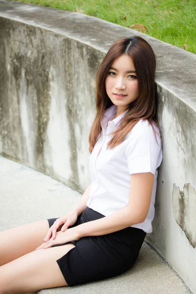 Retrato Tailandês Adulto Estudante Universidade Uniforme Bela Menina Relaxar Sorrir — Fotografia de Stock