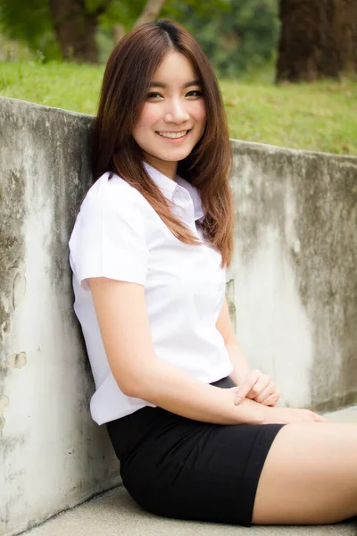 Ritratto Thai Adulto Studente Università Uniforme Bella Ragazza Rilassarsi Sorridere — Foto Stock