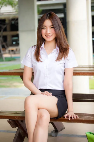 Retrato Tailandês Adulto Estudante Universidade Uniforme Bela Menina Relaxar Sorrir — Fotografia de Stock