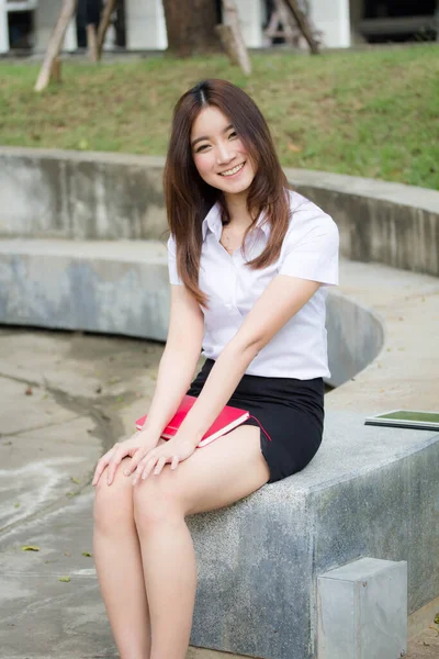 Retrato Tailandês Adulto Estudante Universidade Uniforme Bela Menina Relaxar Sorrir — Fotografia de Stock