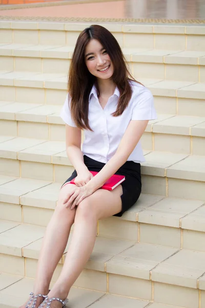 Ritratto Thai Adulto Studente Università Uniforme Bella Ragazza Rilassarsi Sorridere — Foto Stock