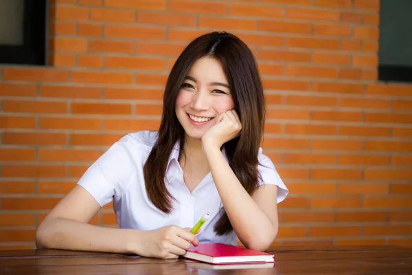 Retrato Tailandês Adulto Estudante Universidade Uniforme Bela Menina Escrever Livro — Fotografia de Stock