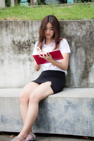 Ritratto Tailandese Adulto Studente Università Uniforme Bella Ragazza Scrivere Libro — Foto Stock