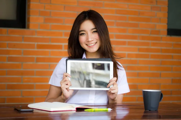 Portré Thai Felnőtt Diák Egyetemi Egyenruha Gyönyörű Lány Használja Tabletjét — Stock Fotó