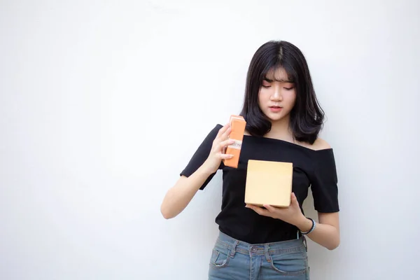 Retrato Tailandês Vietnam Adolescente Bela Menina Segurar Caixa Presente Mãos — Fotografia de Stock