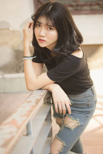ポートレートのベトナム高校ティーン美しいです女の子幸せでヴィンテージスタイル — ストック写真