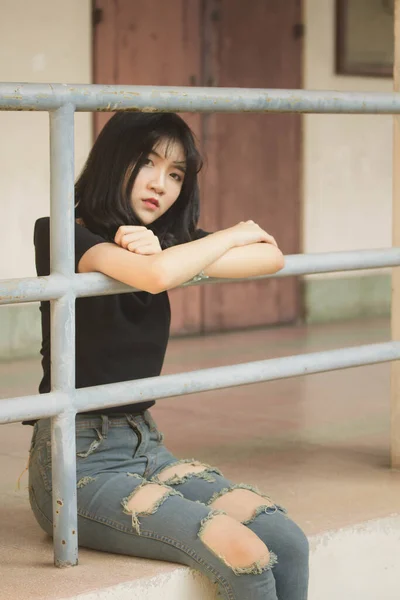 ポートレートのベトナム高校ティーン美しいです女の子幸せでヴィンテージスタイル — ストック写真