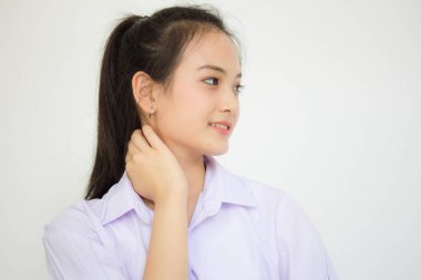 Taylandlı liseli üniformasının portresi. Genç güzel kız mutlu ve rahat.