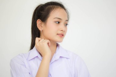 Taylandlı liseli üniformasının portresi. Genç güzel kız mutlu ve rahat.