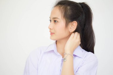 Taylandlı liseli üniformasının portresi. Genç güzel kız mutlu ve rahat.