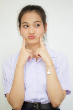 Taylandlı liseli üniformasının portresi. Genç güzel kız mutlu ve rahat.