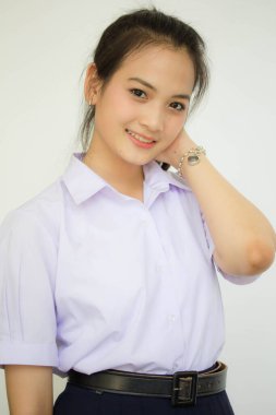 Taylandlı liseli üniformasının portresi. Genç güzel kız mutlu ve rahat.