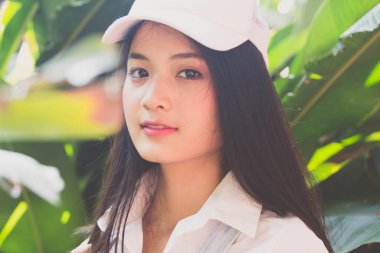 Asia Thateen beyaz tişört Güzel kız gülümse ve rahatla