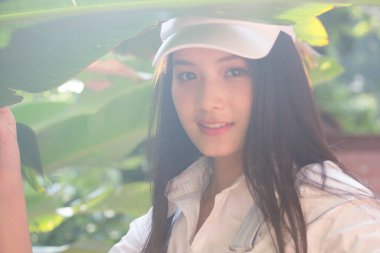 Asia Thateen beyaz tişört Güzel kız gülümse ve rahatla