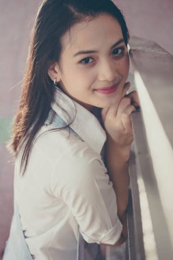 Asia Thateen beyaz tişört Güzel kız gülümse ve rahatla