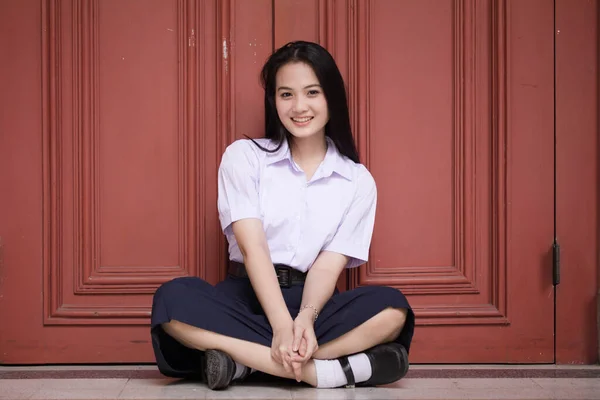 ปภาพของน กเร ยนม ธยมไทย กเร สาวสวยม ความส ขและผ อนคลาย — ภาพถ่ายสต็อก