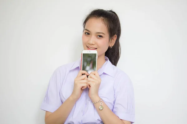 고등학교 학생의 소녀가 핸드폰을 사용하고 미소짓는 — 스톡 사진