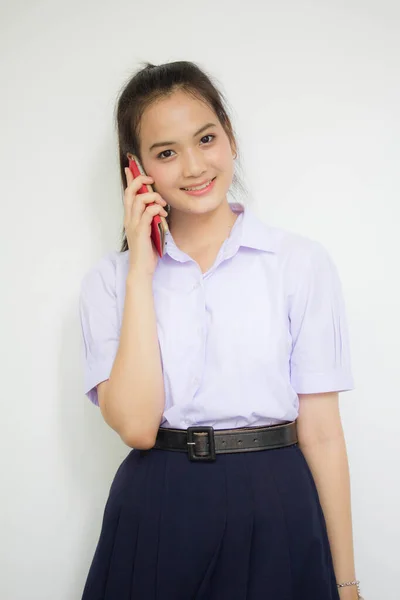 泰国人高中学生制服少女时代漂亮姑娘拨打智能手机的肖像 — 图库照片