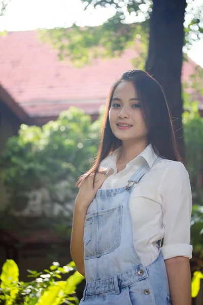 Asia Thai Remaja Shirt Putih Gadis Cantik Tersenyum Dan Bersantai — Stok Foto
