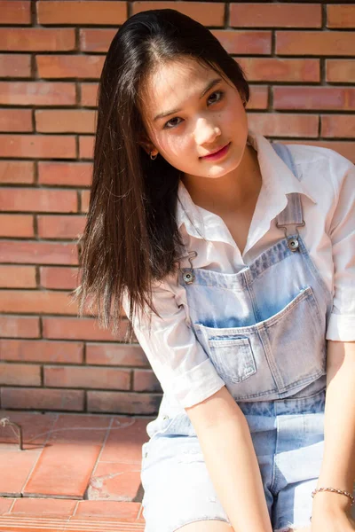 Asiático Tailandés Adolescente Blanco Camiseta Hermosa Chica Sonrisa Relajarse — Foto de Stock