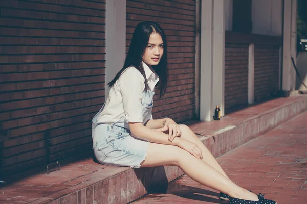 Ásia Tailandês Adolescente Branco Shirt Bela Menina Sorriso Relaxar — Fotografia de Stock